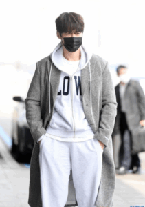 ファンミーティングに向かうため空港に。普段着のジャージ姿のチェジニョク