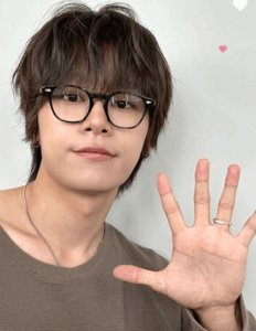 メガネにTシャツのラフなチャウミン俳優（全体イメージ）