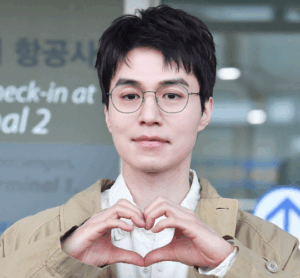 普段の顔?メガネをかけてるイドンウク。ベトナム出国前