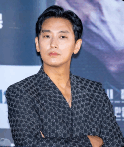 「脱出」の記者会見でのチュジフン。全体イメージ