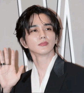 ファンに手を振るユスンホ（全体イメージ）