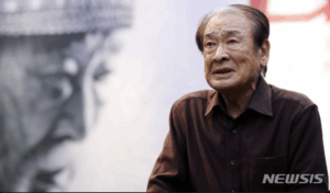 撮影の場所か、宙を眺めるイスンジェ