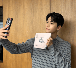 台本を持ちながら、自分のスマホで自撮りしているカンテオ