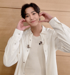 ファンミーティングの後笑顔のロウン（全体イメージ））