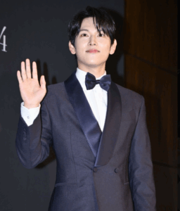 ファンに手を振るイムシワン