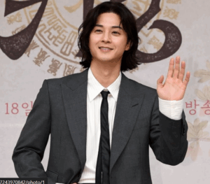 「鬼宮」制作発表で手をふるキムジフン