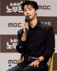 ドラマ「労務士」の記者会見。回答するチャハギョン