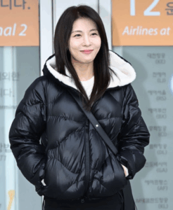 空港で、普段着姿（ダウンジャケット）のハジウォン