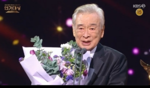 授賞式での俳優イ・スンジェ