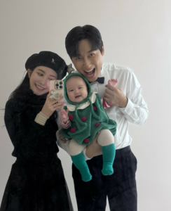 幸せを披露するイジフン家族