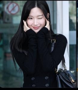 オランダに向かう空港でのムンガヨン