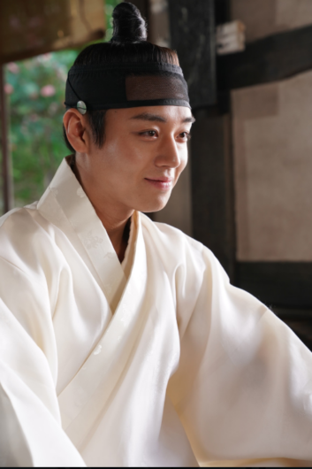 『王と生きる男』村人と談笑する端宗